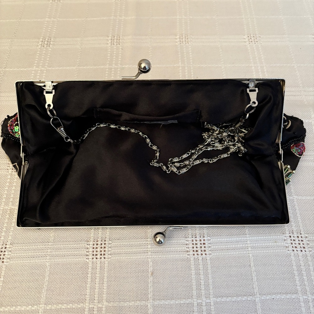 *SOLD* Vintage 90s ALDO Beaded and Sequin Clutch - Picture 6 of 8